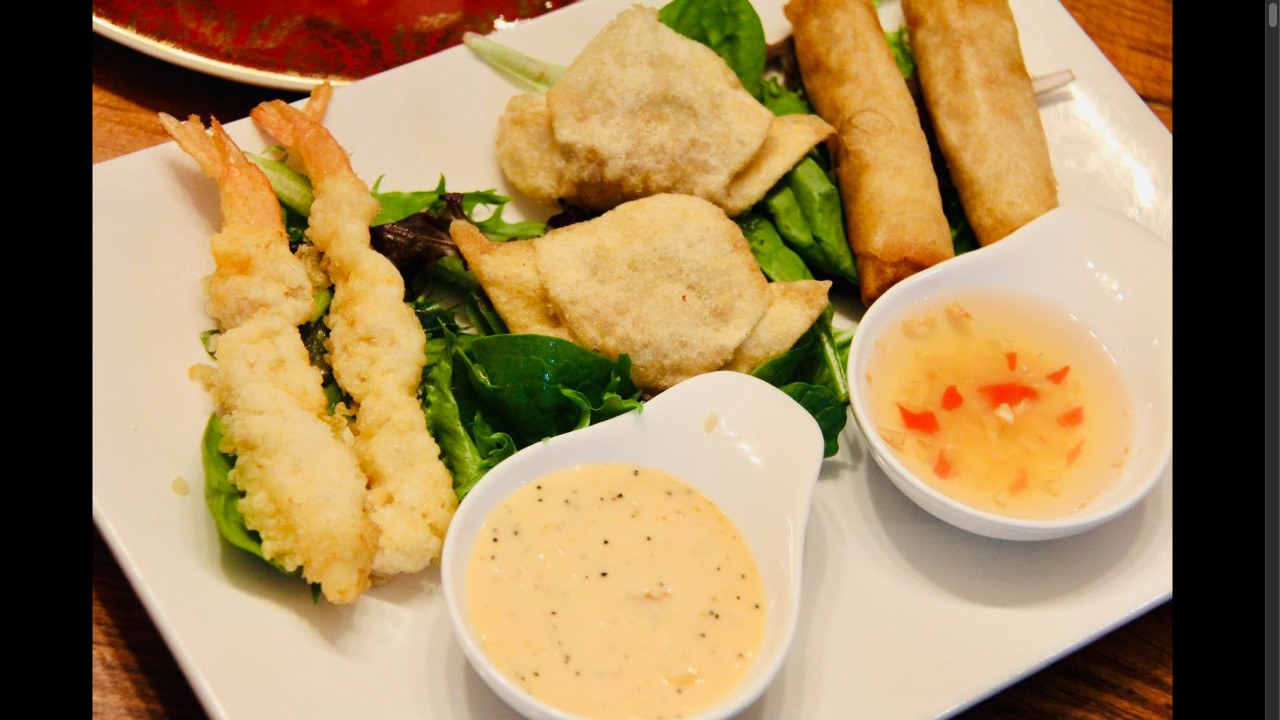 Tempura de crevettes, rouleaux impériaux et raviolis frits avec deux sauces maison