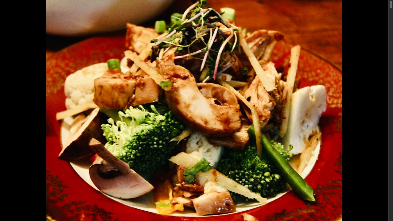Plat de poulet, champignons et brocoli sur assiette d'inspiration vietnamienne